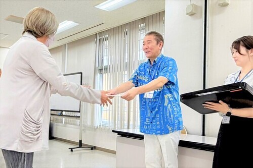 8:(画像)市長より修了証授与