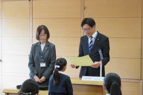 2:（画像）教育長から入賞者に賞状が贈られます