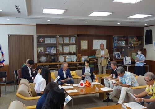 5:(画像)両大使から北マケドニア共和国について教えていただきました