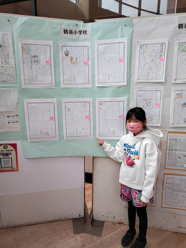 2:（画像）作品の前で記念撮影