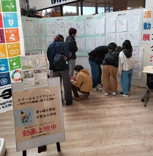 3:（画像）当日は作品を見に来られたご家族でにぎわいました