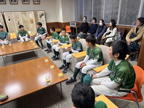 4:(画像)サインボールを手に笑顔の選手