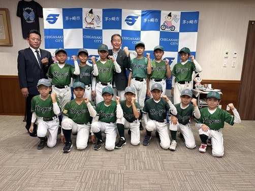 5:(画像)ポーズを決めて市長と記念撮影