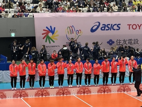 3:（画像）金メダルが授与された日本代表の選手達