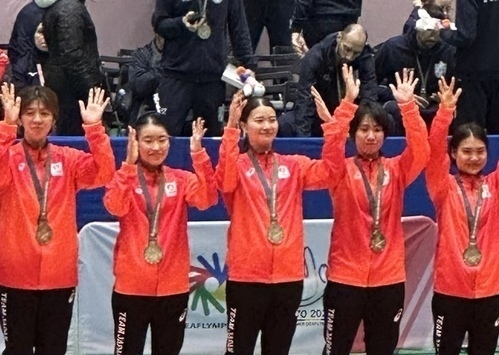 4:（画像）金メダルを授与された長谷山選手（写真真ん中）