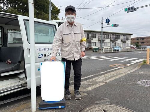 2:（画像）歩道上にある違反広告物は歩行者等の通行の妨げになります
