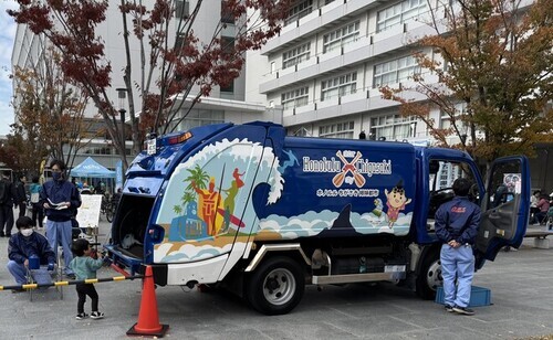 7:（画像）パッカー車の積込体験