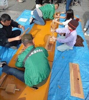 8:（画像）火起こし体験