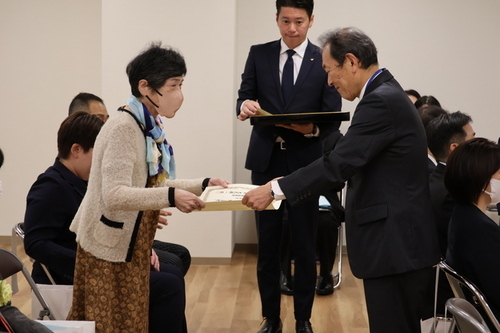 6:（画像）神奈川県公衆衛生協会茅ヶ崎支部長表彰の一幕