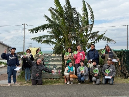 1:（画像）ブロ雅農園鈴木さんと記念撮影（11日）