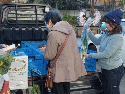 7:（画像）生産者とお客さんがじっくりお話しできるのがマルシェの魅力です（26日）