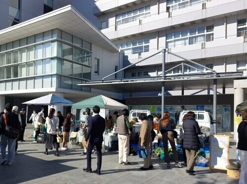 9:（画像）たくさんのお客さんで賑わいました（26日）