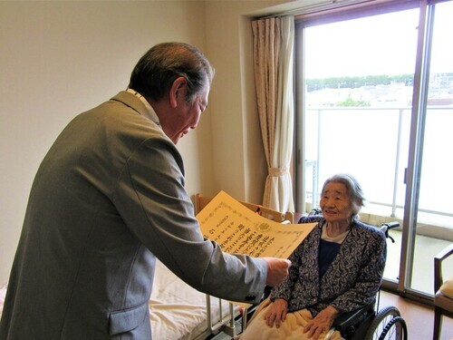 1:(画像)訪問と贈呈を喜んでくださいました