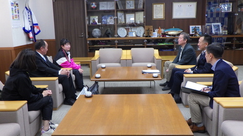 2:（画像）歓談中の様子