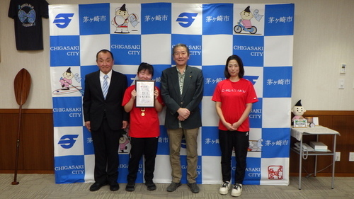 4:（画像）市長と記念撮影（左からお父様・光さん・市長・茅ヶ崎卓球スクールコーチ）