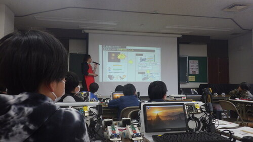 1:（画像）「2進法」の原理や車のセンサーの仕組みを真剣に聞く子どもたち