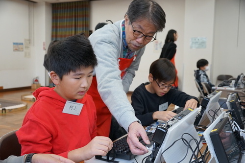 2:（画像）現役エンジニアとして活躍するトヨタ技術会のメンバーが丁寧にサポート