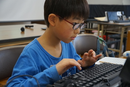 3:（画像）試行錯誤しながら調整する顔つきは真剣そのもの！