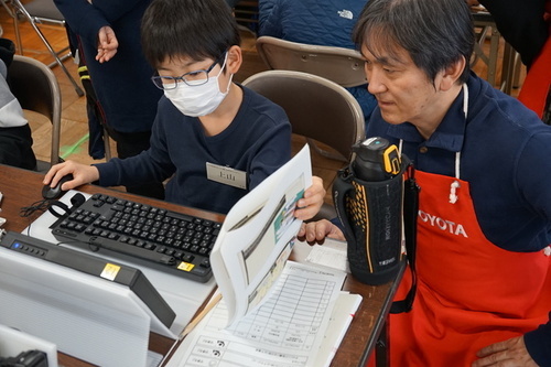 4:（画像）子どもたちの時間を邪魔しない。寄り添い方も一流でした