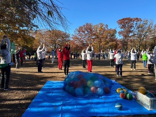2:(画像)毎年ご協力いただいている茅ヶ崎市スポーツ推進委員協議会の皆様も一緒にラジオ体操