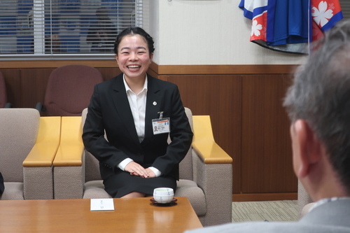 1:（画像）派遣への思いを笑顔で話す森脇詩音さん