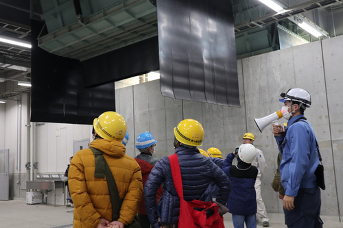 4:（画像）破砕されたごみが最終的に鉄、アルミ、残渣に分かれて出てくるバンカを見学