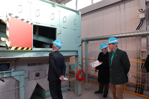 2:（画像）式典参加者による施設見学会の様子（普段は立ち入ることが出来ない磁選機）