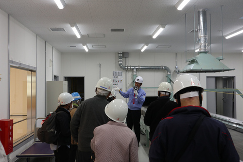 3:（画像）一般市町民による施設見学会の様子