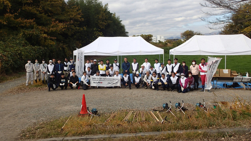 1:（画像）日産関係者の方々と河川敷の保全活動を始めます！