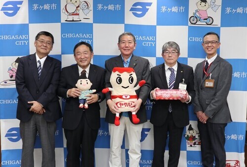 5:（画像）記念撮影（左から、湘南ヤクルト販売(株)取締役　廣瀨　和彦様、代表取締役社長　市川英次様、佐藤市長、谷久保　康平理事兼福祉部長、湘南ヤクルト販売(株)　直販営業部給食・広報課長　小林　寛治様）