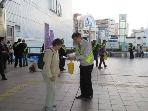 4:(画像)　通行する方々に啓発活動を行いました。