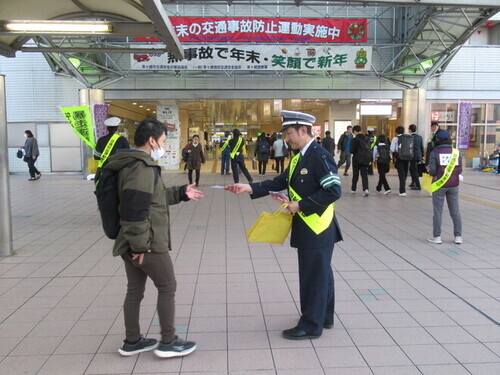 5:（画像）通行する方々に啓発活動を行いました。（2）