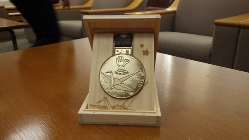 5:（画像）折り鶴のデザインが施された金メダル