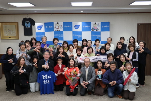 6:（画像）応援していた皆さんと一緒に