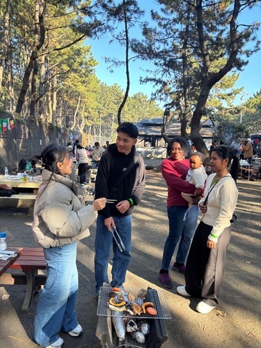 5:（画像）あちこちで交流の輪が広まりました。