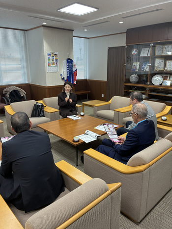 1:（画像）　市長、副市長、経済部長に介護美容の説明をしています。