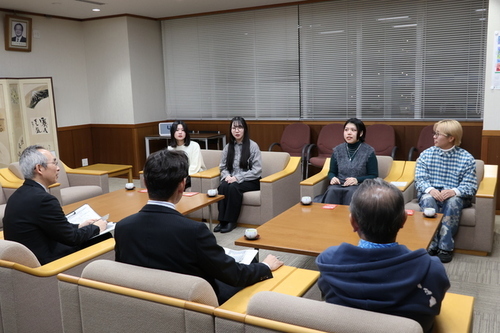 3:（画像）和やかに会談する実行委員の皆さん