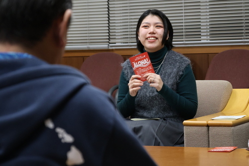 1:（画像）　完成したパンフレットを見せる前田さん