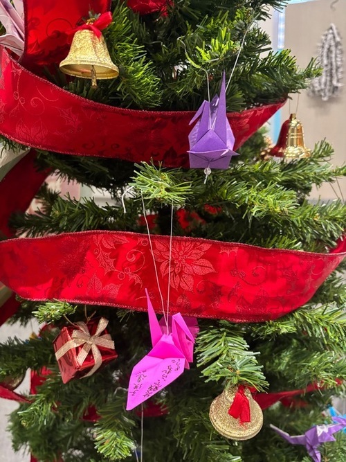 3:（画像）平和のツリーには多くの折り鶴が飾られました