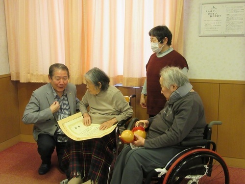 2:（画像）みなさんで昔のお話しをされていました