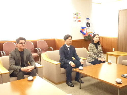 1:（画像）市長と歓談する様子（左から小室典洋さん〈川崎智洋後援会 副会長〉、川崎智洋選手、石塚かれんさん〈湘南スナッグゴルフ協会〉）