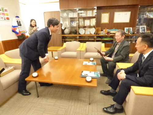 2:（画像）川崎選手が市長にPGA資格認定を報告
