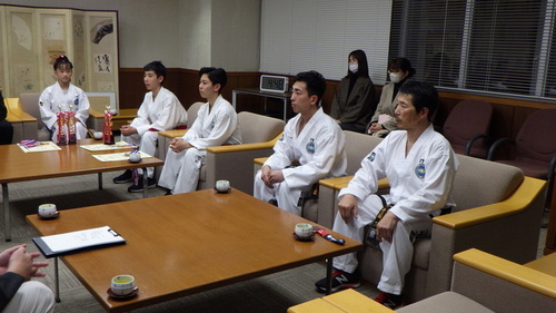 2:（画像）市長と歓談する様子