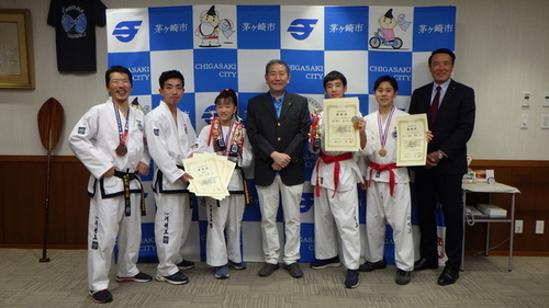 3:（画像）市長と記念撮影（左から平間章二朗さん、平間陽太さん、石井歩音さん、市長、堀口虎之介さん、益田煌生さん、水本議員）