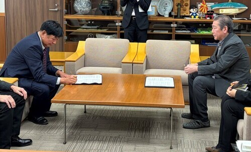 1:（画像）署名の様子