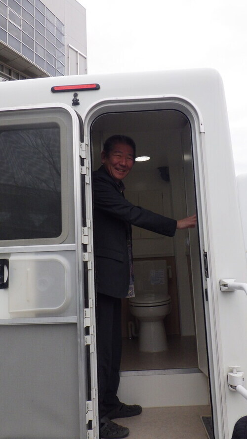 6:（画像）トイレカー内部 照明があり中は明るく、高さも十分にあります。