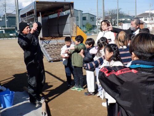 5:（画像）酪農家さんから乳搾りのやり方を教えてもらいました