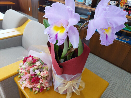 3:（画像）素敵なカトレアとスイートピーが贈呈されました