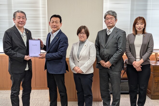 市長から議長への手交式の様子