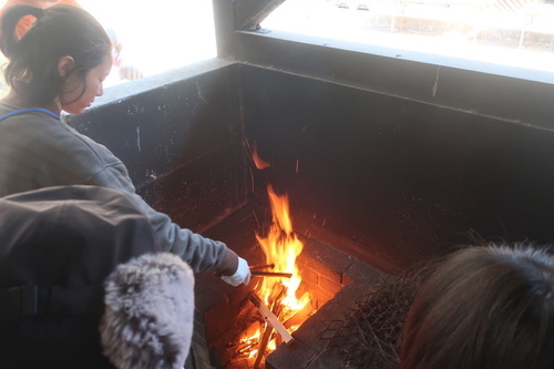 2:（画像）かまどで火起こし